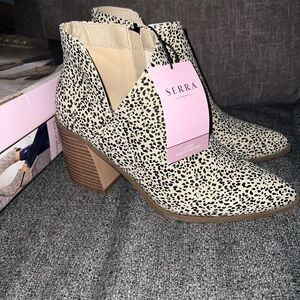 Serra Women's Black and Cream Ankle Boots